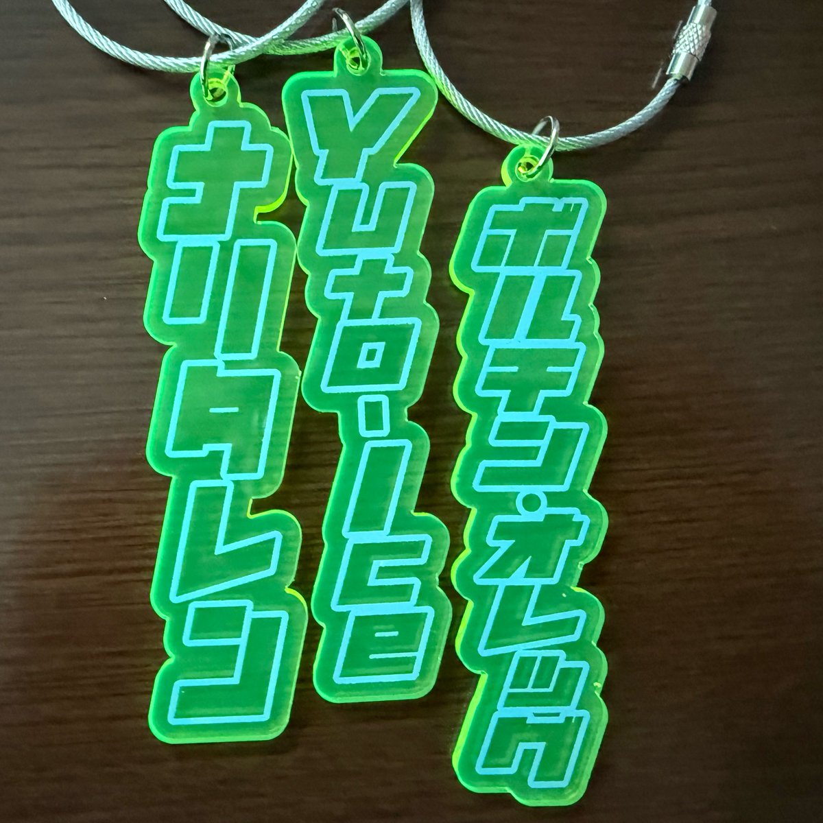 gtr_tm's tweet photo. 新日本プロレスの蛍光ネームキーホルダー、全10種ということで10個購入。
開封してみたら、まさかの推しの、上村選手、海野選手、辻選手だけピンポイントで当たらないという。。。

どなたか、被ってしまった３選手と交換していただけないかしら、、、。 https://t.co/eKKT1Np3D6