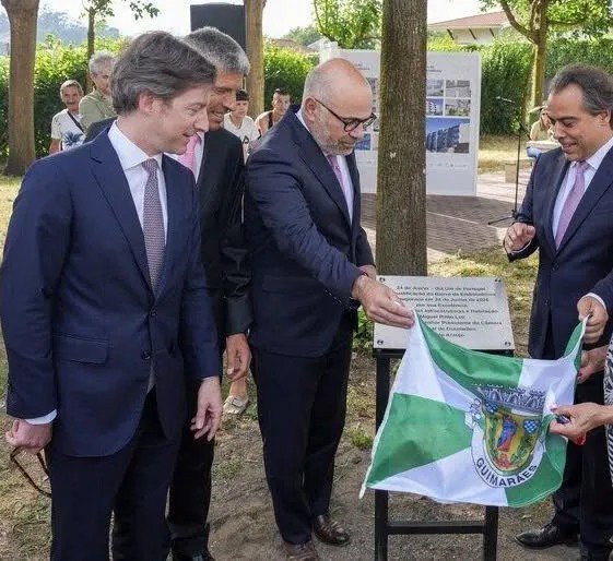ffigueiredo14's tweet photo. O Governo inaugurou o Bairro da Emboladoura, em Guimarães, como obra "concluída". Placa, discursos, exposição «antes e depois».
Fui lá no sábado, sem câmaras.
Encontrei paredes a escorrer água, bolor até ao teto e obras a meio:  com gente a viver lá dentro. 🧵 https://t.co/wN8qUupjty