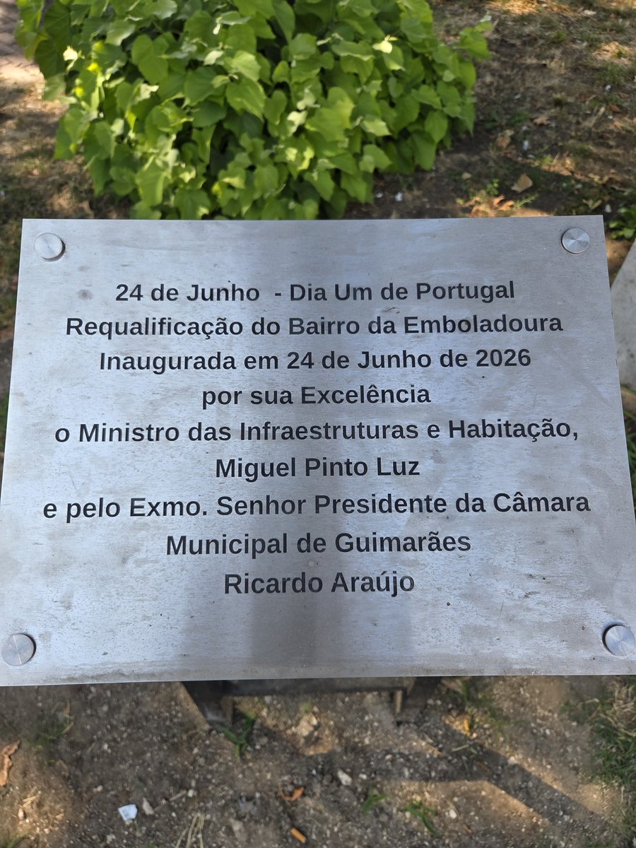 ffigueiredo14's tweet photo. O Governo inaugurou o Bairro da Emboladoura, em Guimarães, como obra "concluída". Placa, discursos, exposição «antes e depois».
Fui lá no sábado, sem câmaras.
Encontrei paredes a escorrer água, bolor até ao teto e obras a meio:  com gente a viver lá dentro. 🧵 https://t.co/wN8qUupjty