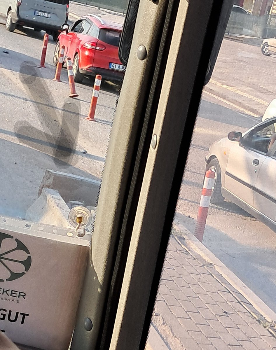 Kutsanmis23's tweet photo. @mavimasa @mansuryavas06 @etimesgutbld @ankarabbld @abbbasin sayin baskan sasmaz oto sanayii icinden gecen sanayii bulvari viyaduk katilim yan yollarin yaya yolu uzantisi beton yol sinir elemanlari bozulmus kirilmis ve  plastik totem dubalar yerinden cikmistir acil tamiri https://t.co/DIJNcJ1IEg