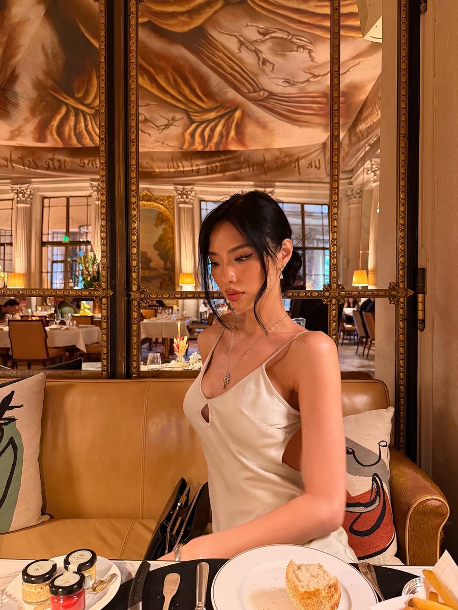 Alexademyie's tweet photo. Romanticising every little detail because life feels so much softer when you slow down. Golden hour, beautiful places, and grateful heart. ✨ https://t.co/7AzUa1Cw4y