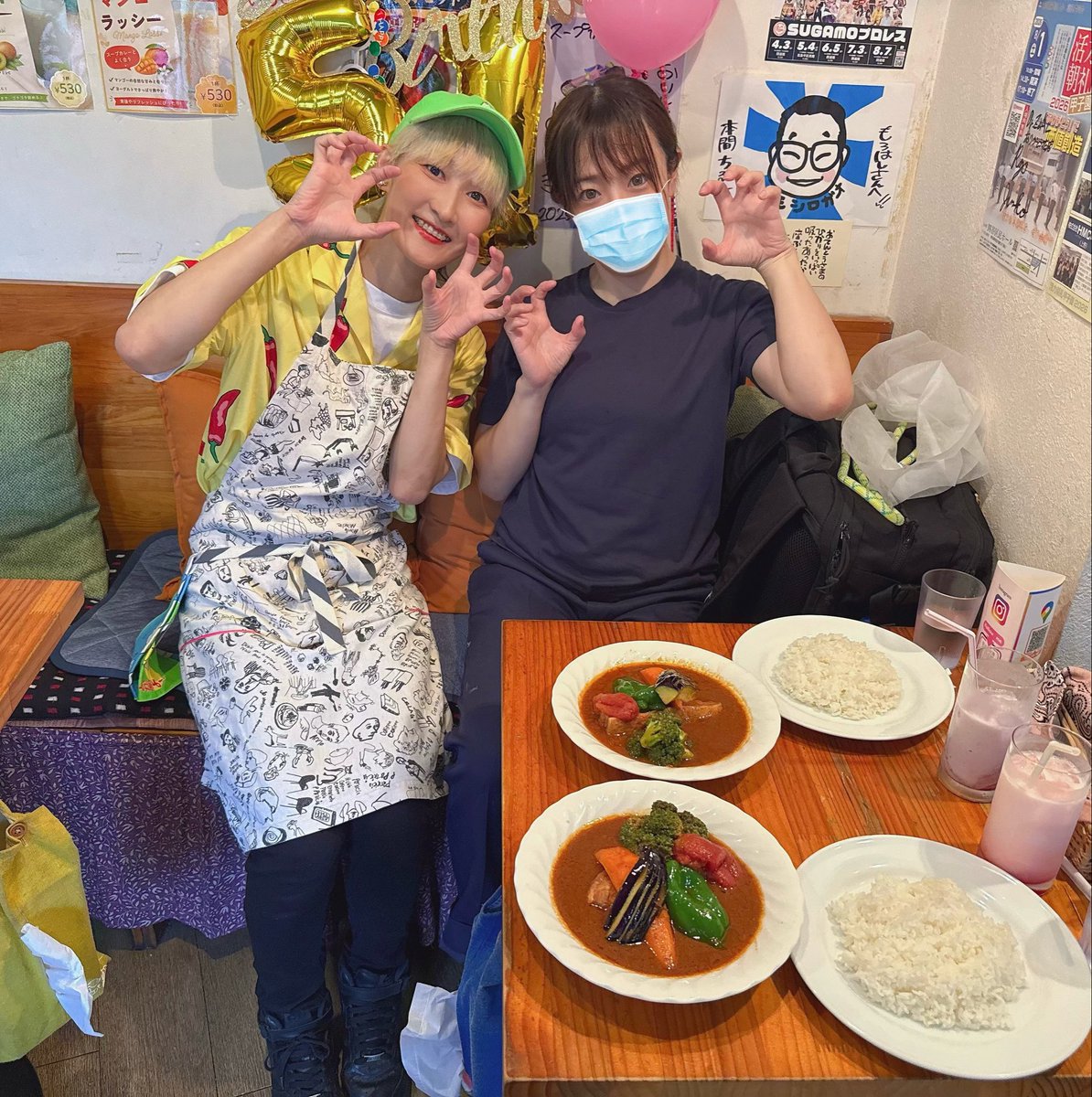 m_abc_123's tweet photo. 先日、SUGAMOプロレスのドジョウ・サヤカ選手がバイトしているスープカレーカムイさんへ行ってきました😆
よっぴーのご縁で仲良くなった裕也くんと一緒にランチしてきた💡
この日はポーク野菜カレー中辛とブルーベリーラッシーをオーダーしました❣️
美味しかったです！ごちそうさまでした😋

#SUGAMOプロレス #ドジョウ・サヤカ
#スープカレーカムイ