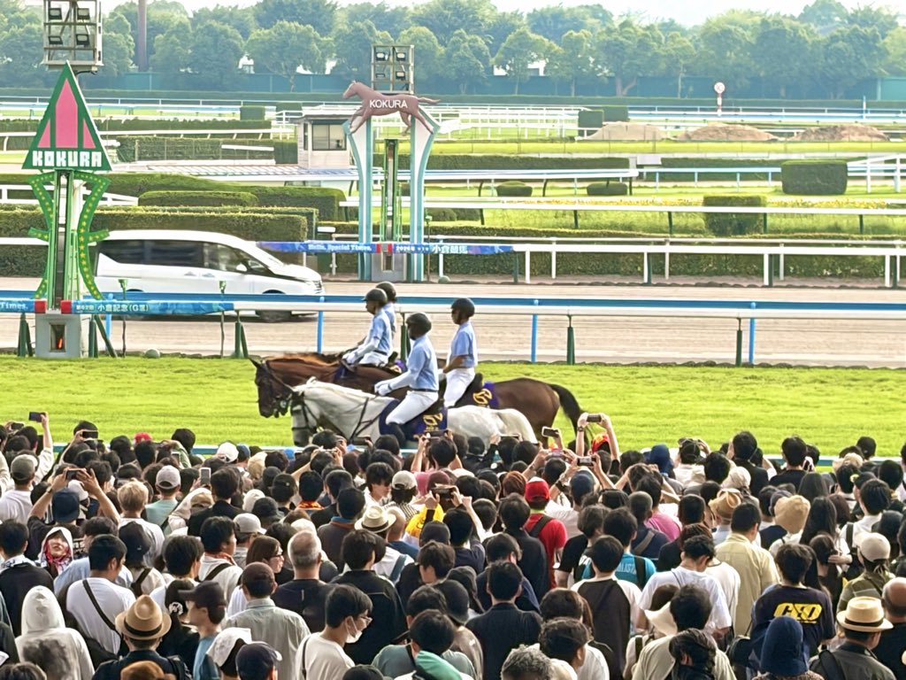 Pacchi_no_game's tweet photo. 人すごかった！！小倉競馬場✨ https://t.co/pBItVJUeND