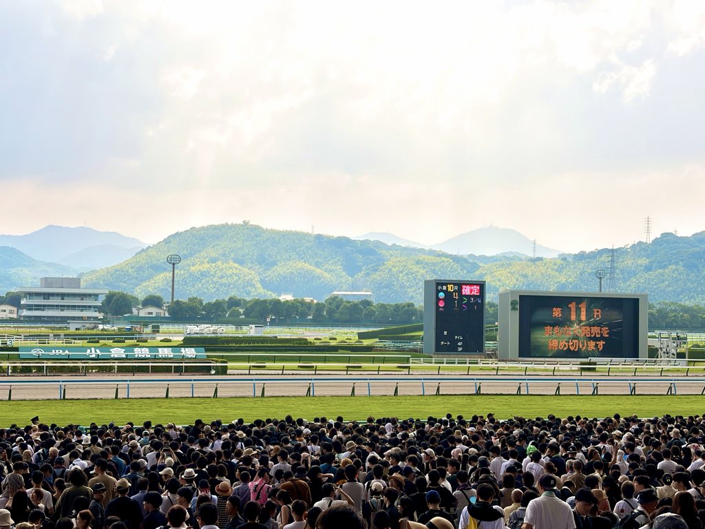 Pacchi_no_game's tweet photo. 人すごかった！！小倉競馬場✨ https://t.co/pBItVJUeND