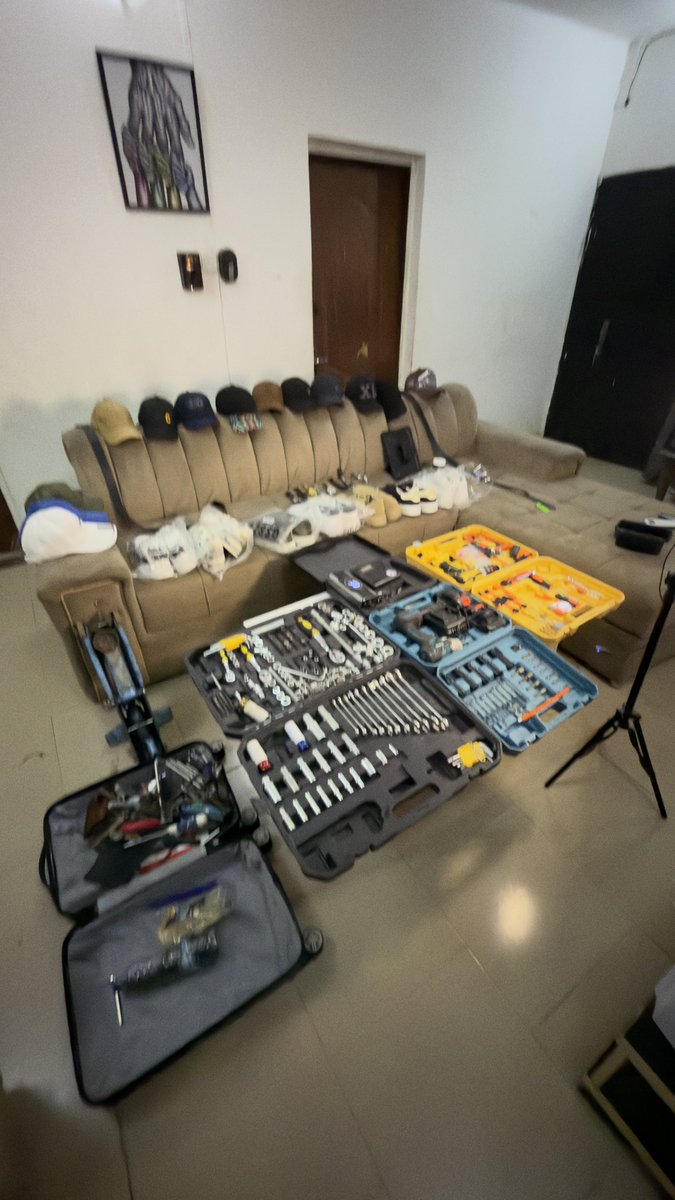 Otunbakush1's tweet photo. Temu? Count me in…. E plenty pass this one oooo… most items dey office…..

Tools
Wears
Shoes
Watches
Belts
Caps
Knifes
Cam stand
Ring lights etc https://t.co/N6KdDWux3s