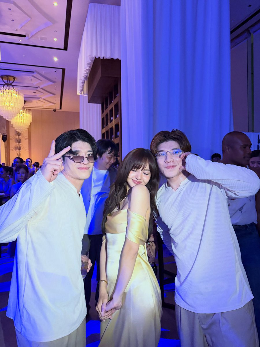 LaliceUpdates's tweet photo. (twin - dancers) poppo & pond IG update with #LISA: 

“Guess I'll post one too 😝 I got to meet an old friend I hadn't seen in 20 years. I'm so happy we still remembered each other. 🥰🥰🥰 lalalalisa_m If we get the chance, let's meet again.” 

(Pop and pond (twin) Lisa’s dancer friends. they met Lisa was when they were kids, competing in a dance contest with BamBam)

🔗 https://t.co/Ny1nCdizNe

@wearelloud