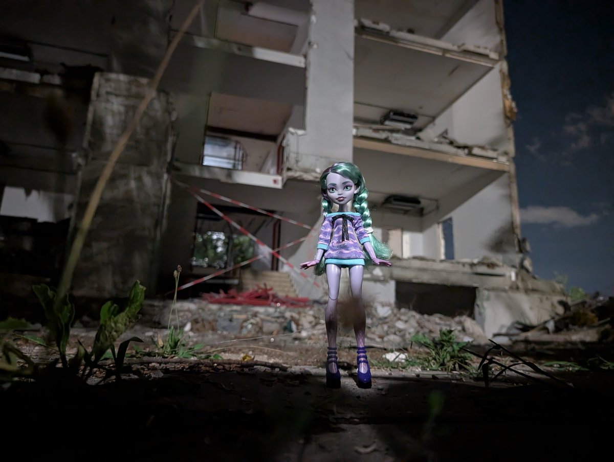 Nullpamine's tweet photo. Went to a house that is currently getting abolished near me.
I wanted to take spectra at first but I can't find her hands.
Also didn't see the stupid flower in the way of Twyla 😭 https://t.co/kSr7kIF609