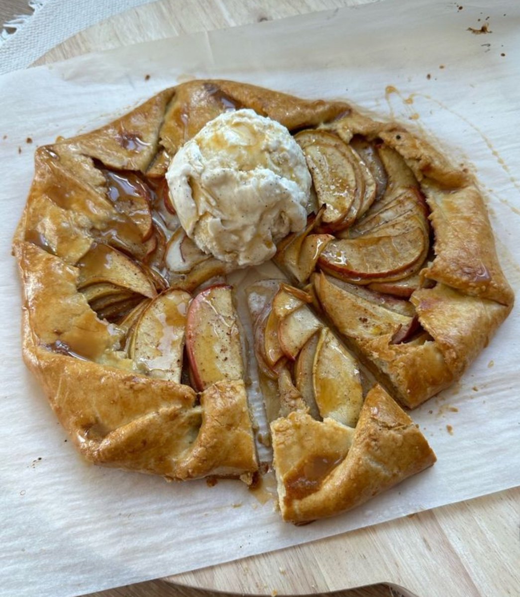 sweetberryfair's tweet photo. original vs à la mode (with ice cream🍦)

cals are not counted 𑣲⋆
7 days duration 
#foodpoll #thisorthat #interactivethread #edtwt #desserts #polling #games https://t.co/Gfd1LTJTQU