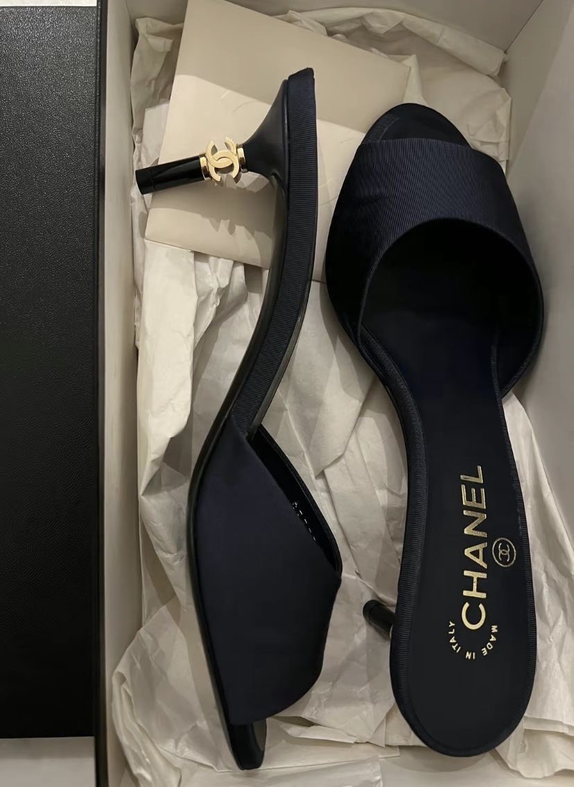 1leio's tweet photo. chanel heels https://t.co/c0Myj4Idk1