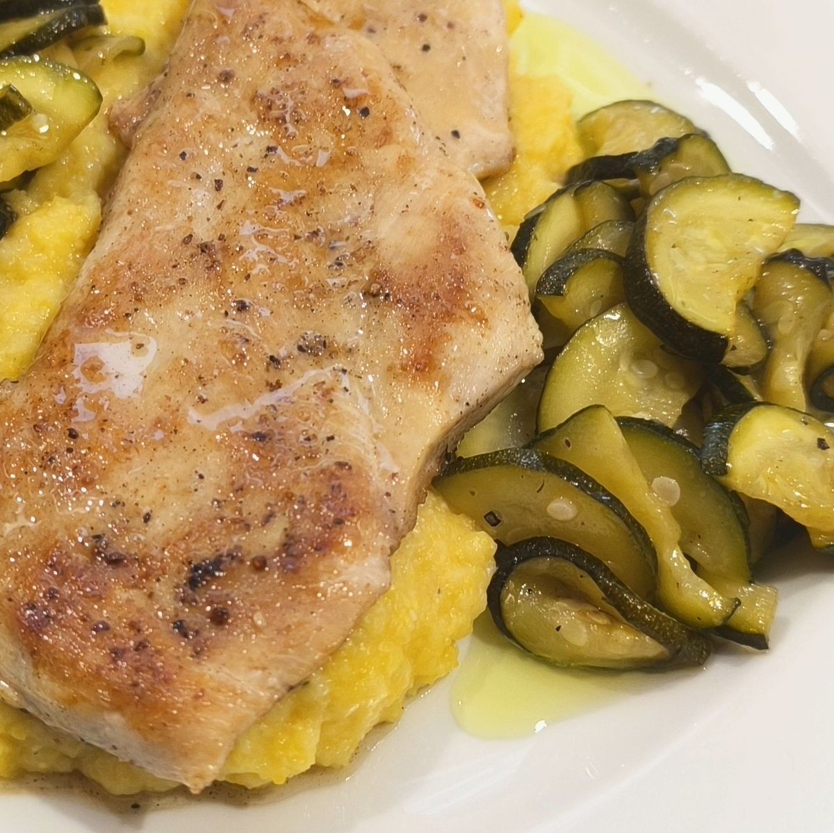 MikeKocht's tweet photo. #Huhn (#Hendl) auf cremiger #Polenta geht bei mir immer, diesmal als kleine Schnitzel.
Mit süß-sauer abgeschmeckten #Zucchini ein leichtes Sommeressen, das einfach schmeckt
https://t.co/FKaTTXqjgS https://t.co/aix06KeKEH