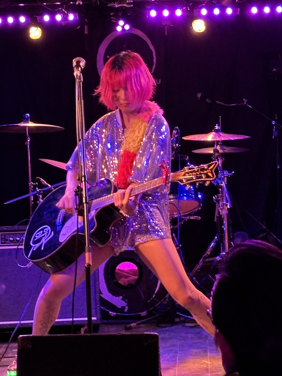 bakatare_lucy's tweet photo. 7/19 美里ウィンチェスター@神田SHOJIMARU
今日もキレッキレでカッコよ楽しかった〜⚡️🎶写真2枚目の、ギター持ちながら転がって足だけで起き上がるやつ(どう言えばいいのな分からない💦)いつもスゴイなあ‼️と食い入って見てしまう😲私もやりたい… https://t.co/UXT56zRdAU