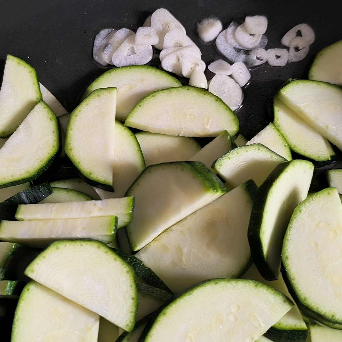 MikeKocht's tweet photo. #Huhn (#Hendl) auf cremiger #Polenta geht bei mir immer, diesmal als kleine Schnitzel.
Mit süß-sauer abgeschmeckten #Zucchini ein leichtes Sommeressen, das einfach schmeckt
https://t.co/FKaTTXqjgS https://t.co/aix06KeKEH
