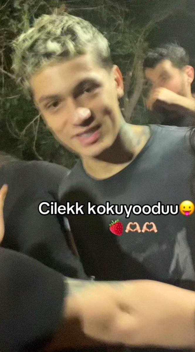 asyasluv's tweet photo. Çilekte değil cennet abi ya bu adam 
Çok semimiydi yerimm
#emirhançakal https://t.co/eZ77PXHU7E