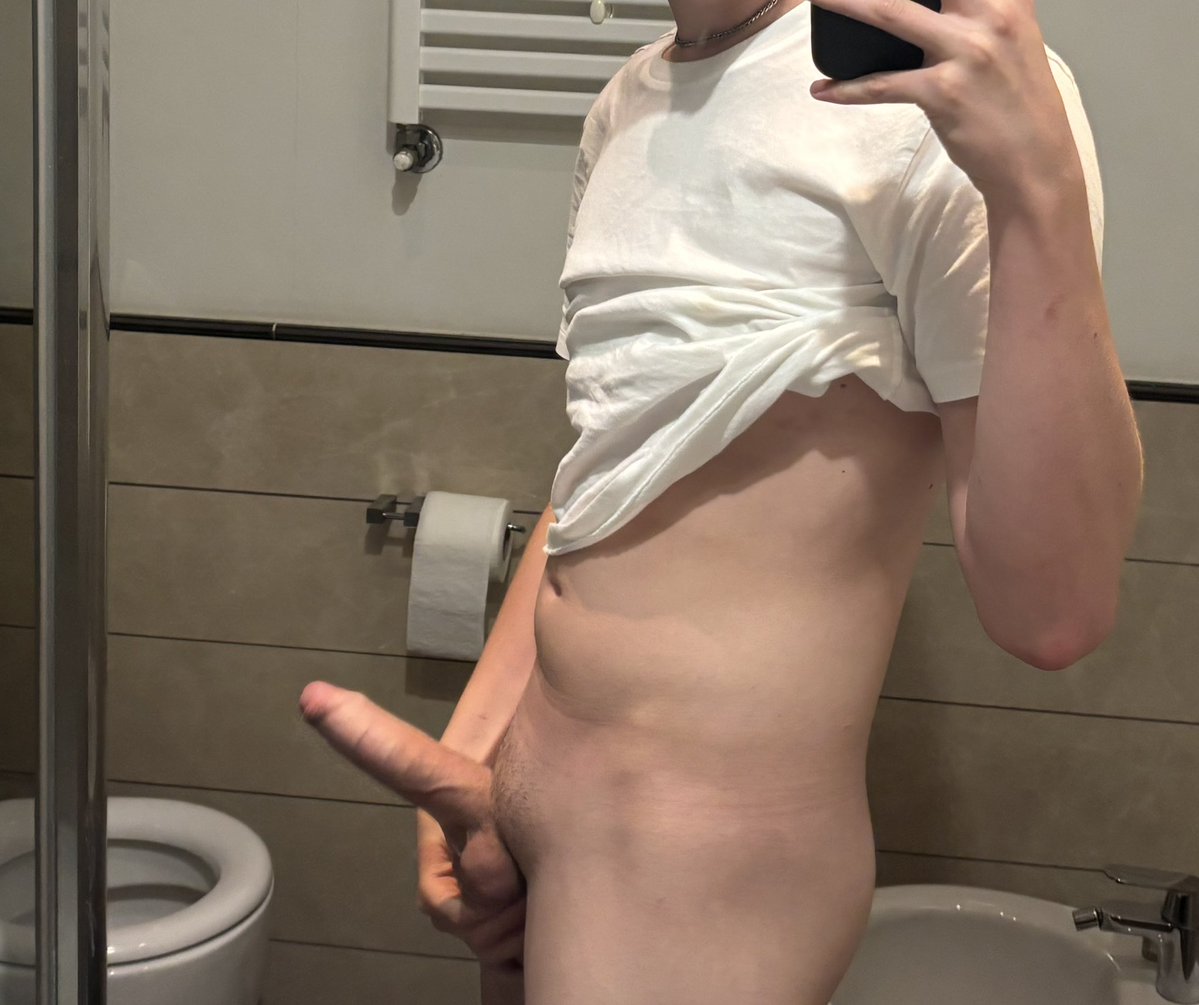 KicsiFiuu's tweet photo. Valaki ismer magyar MILF-eket akik eladnak/ingyen sexcahtelnek?😏🍆💦 Ha igen akkor írj cserébe kapsz valamit😉❤️ #magyaramatőr #magyar #find #milf #milfhunter #cougar #penis #dick #cock #cute #fiatal #fiatalfiu #hungary #hungarian #hungarianamateur #amatör #homemade #hot #18cm https://t.co/0Cj74iEHqk