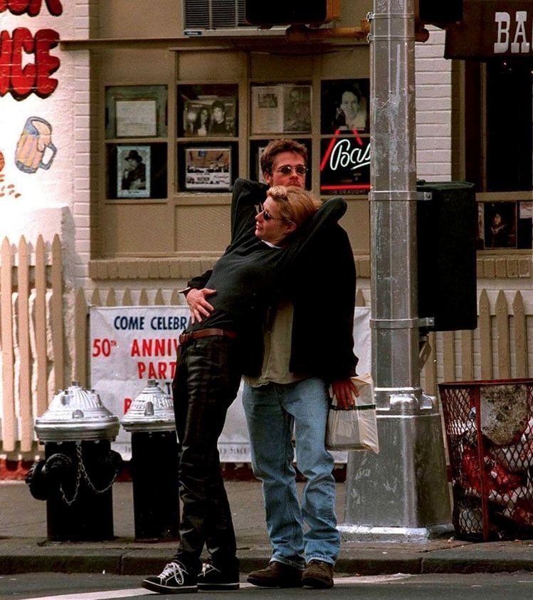 cinevow's tweet photo. Brad Pitt and Gwyneth Paltrow in New York, 1995 https://t.co/sI5b9FPjr6