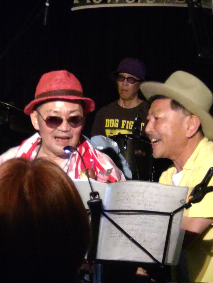 barayashiki's tweet photo. 事情が事情で
夜はTAISHO師匠とナオキ兄さんの宮本兄弟さんとelco kingさん(田村直美さん&amp;MOTOさん&amp;KENさん)with KI-YANさんのバースデーアフターライブを拝見🎶
泣いた😭笑った😆感動した🙇久しぶりにお会い出来た仲間達にも感謝🙇師匠！奇跡を信じてます💪メルシィ🌹 https://t.co/Z50fC8RVKs