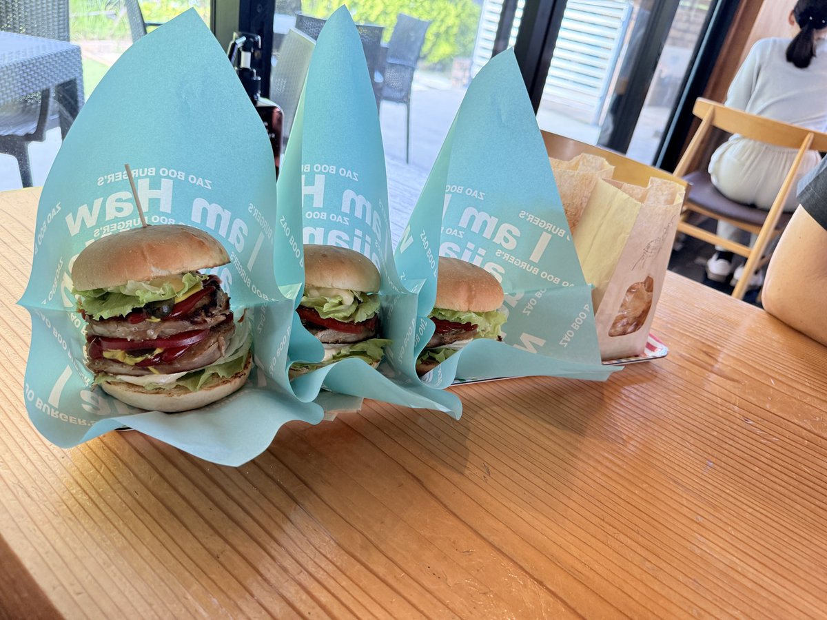 FurryRalf's tweet photo. 今日は美味しいバーガーとユッケたべて、お山で涼んだ日だった🐶✨ https://t.co/hHqCVqEwYD