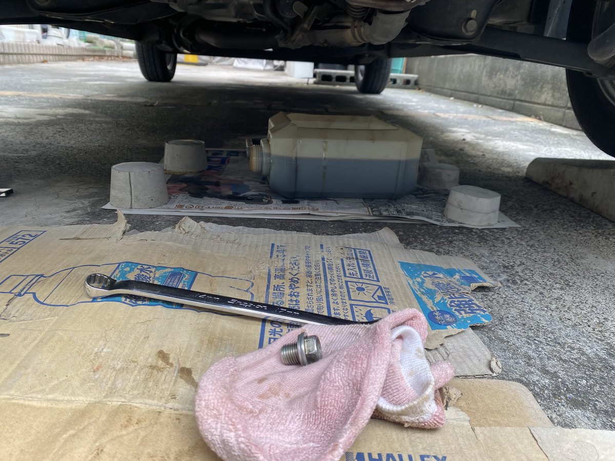 inukusay's tweet photo. That'sとAXIS Zのオイル交換。
最近はバイク用オイルはメチャ高くなってるんで、AXIS Zもクルマ用オイルにしました😅
オイル交換後は気分良く走れますね😊 https://t.co/1r2nK5x5X1