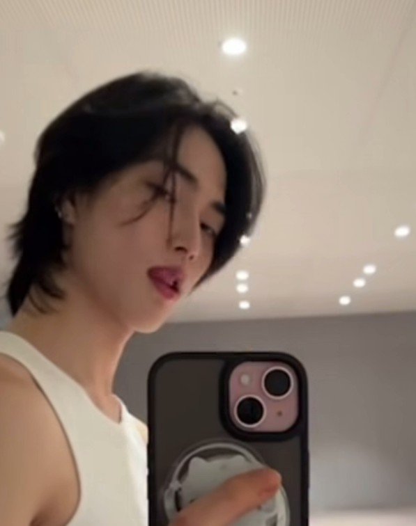 xyaismate's tweet photo. @brachiotter dan itu dia live sehabis potong rambut yang sebelumnya rambut mantep iniii🫠🫠 https://t.co/73nQLYM2lw