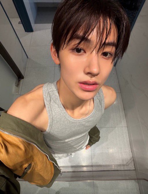 renjunsunrise's tweet photo. The idol                                   the photocard https://t.co/IhdAccmqvg