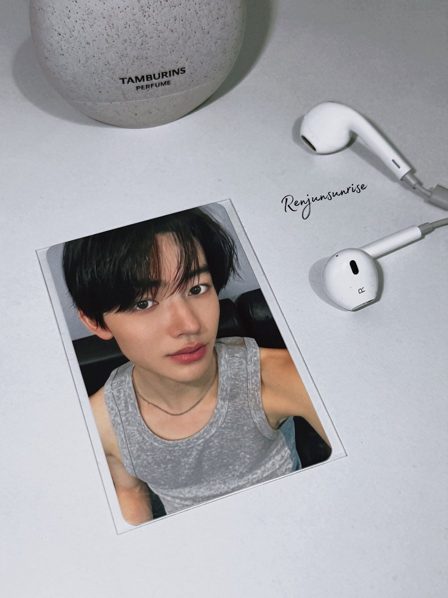 renjunsunrise's tweet photo. The idol                                   the photocard https://t.co/IhdAccmqvg