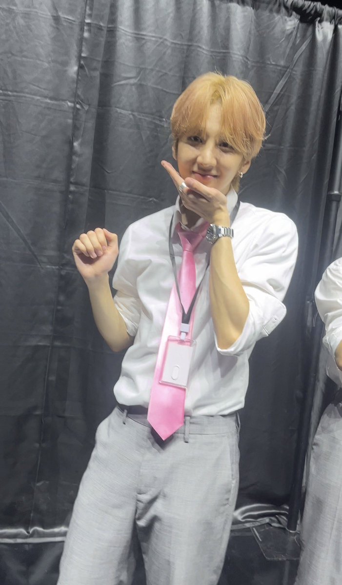 l0rune's tweet photo. 재공연해달라고 오억번 외치고 싶은 팬콘이었습니다.. 주주님들 위해서 해달라는거 다 해주고 다양한 모습 보여준 에투메에게 너무 고맙고 진짜 너무너무 잘 즐기고와서 덕분에 좋은 추억 남기고 갑니다🫰🏻🫰🏻벌써 보고싶음 또 출근할래요ㅜㅜ♥️♥️
#82DE_휴가쓰겠습니다 #82Office_Vacation https://t.co/Cn9RwcNRiz