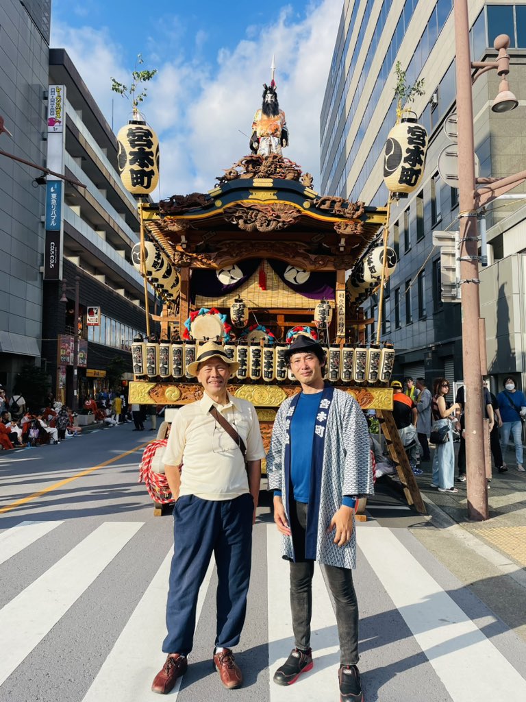 Jugendstil1982's tweet photo. 上尾夏祭り、宮本町山車と製作した「羽化登仙の鍾馗」を見学に、吉備文化財修復所代表の牧野隆夫先生がお越しになりました。熊谷の愛染堂と源宗寺本堂・平戸の大仏の保存修復のご縁で、まさに師匠のように様々なご教示を頂いた文化財保存修復の第一人者。鍾馗像を前にお話することができて幸いでした。 https://t.co/iHTAe39j1m
