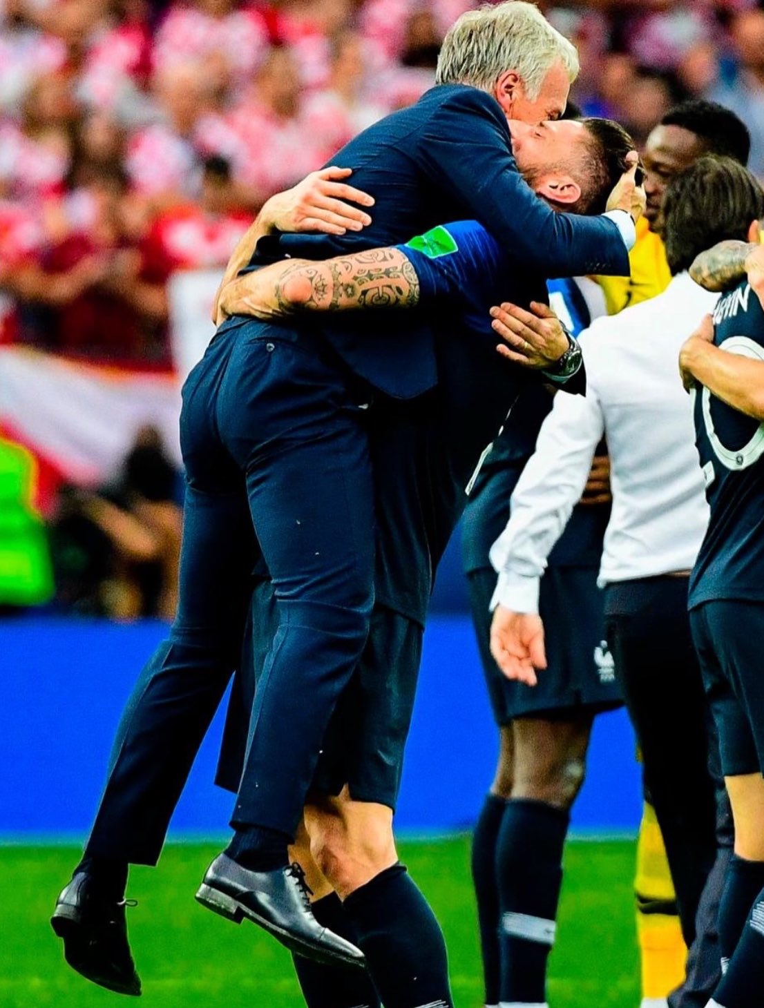 🚨 OLIVIER GIROUD 🇫🇷 REND UN MAGNIFIQUE HOMMAGE À DIDIER DESCHAMPS 🇫🇷. ...