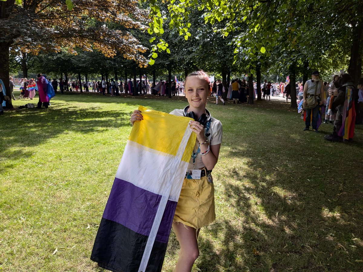 AyrshireCollSA's tweet photo. We had a fantastic time at Glasgow Pride this weekend. It was amazing to see such a celebration of the LGBTQ community and take a chance to show our solidarity and support for the community 🏳️🌈✊🏻
#glasgowpride #lgbtpride #pridemarch #solidarity #community https://t.co/gZ8HsRetLP