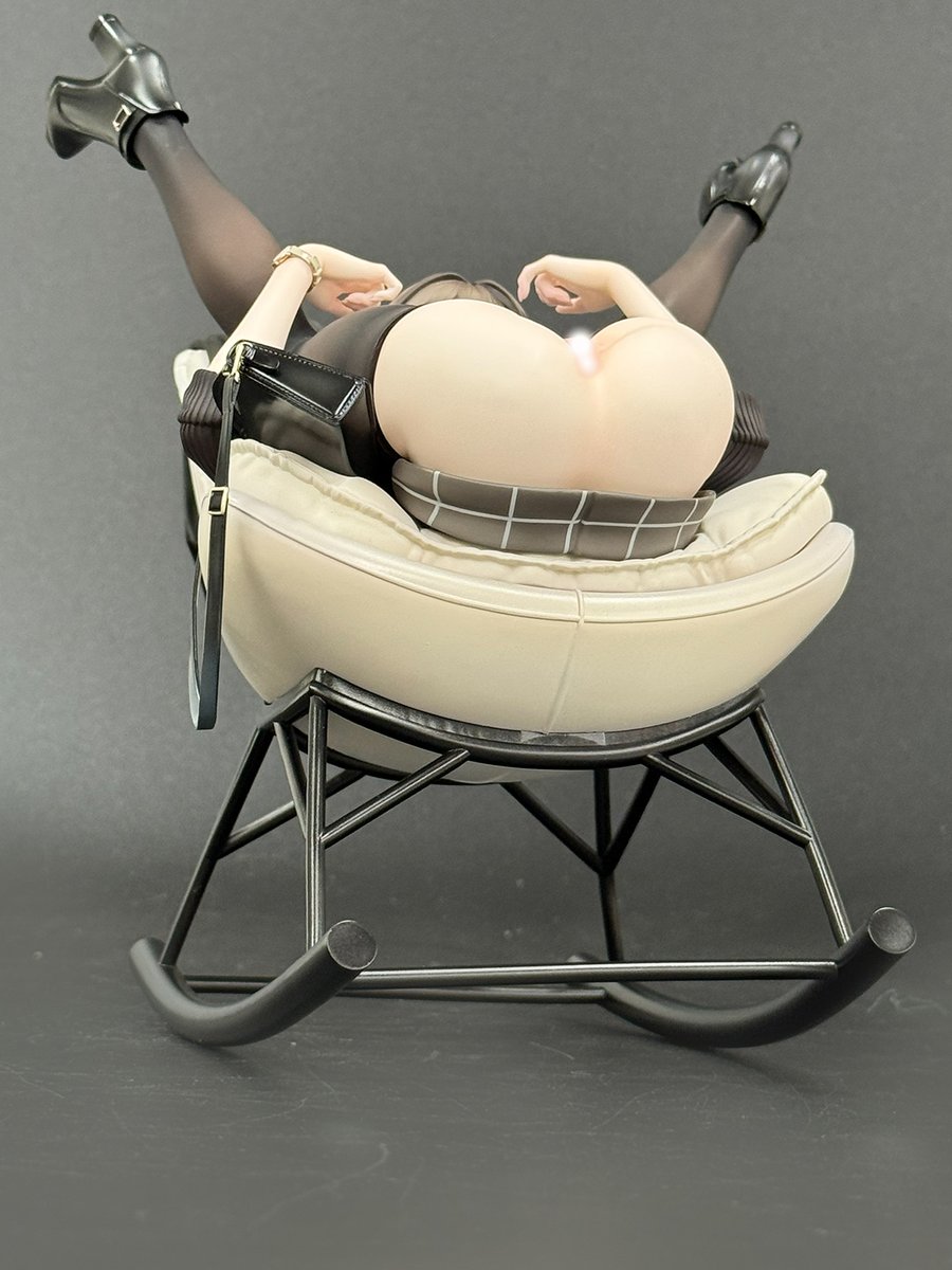 magicbullet_s's tweet photo. まだタイトル決めてませんがこのお姉さんフィギュアへの反応が良くて嬉しいです。
俺はすごくスケベな変態なのでエッチとは無縁そうな子にしゃがみやM字やまんぐりしてもらって「ほら大事なところがまる見えだよ」なんてシチュが大好きなんですがみんなもそうなの？そうだよね普通は（普通とは？） https://t.co/tX07FWbeG4