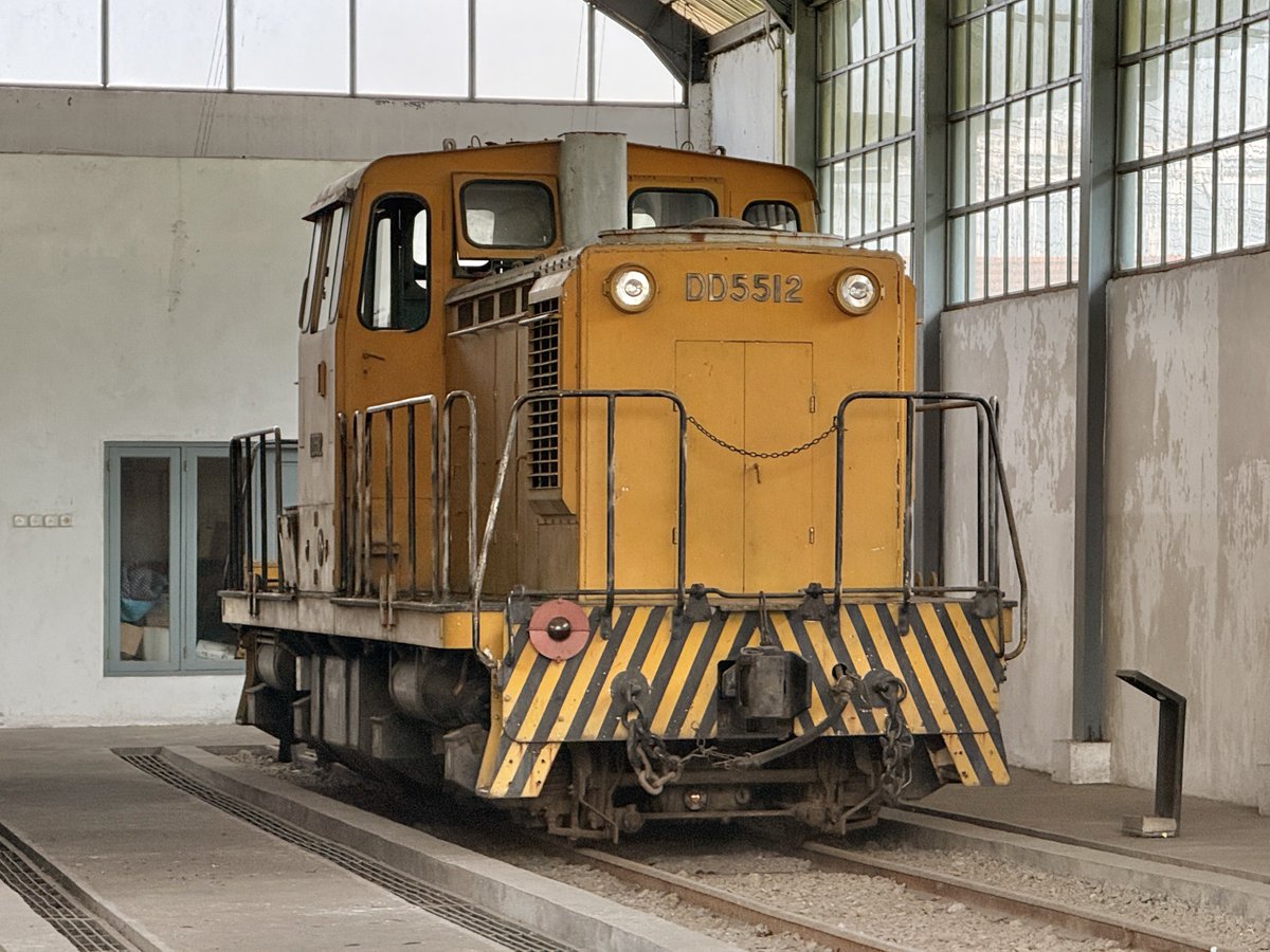 Exp_yuttan's tweet photo. Tuntangの車庫には神奈川臨海鉄道から譲渡されたDD55 12が眠っています

インドネシアでは諸々の事情があって活躍できなかったようですが神奈川県出身としてはお疲れさんと声をかけてあげたくなります https://t.co/giL0AGWFUg