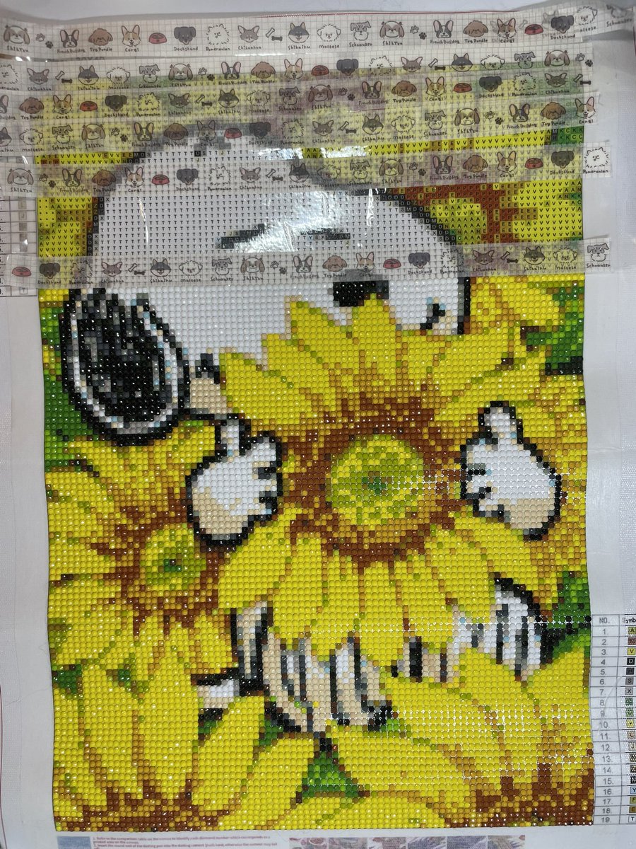 JiaGu17339's tweet photo. #ダイヤモンドアート
 #スヌーピー
進捗〜
写真だと分かりにくいけど、耳の影のところとかに肌色とか水色とか入っててどうなんだろ？って思いながらポチポチしましたー https://t.co/iKqsdqYmun