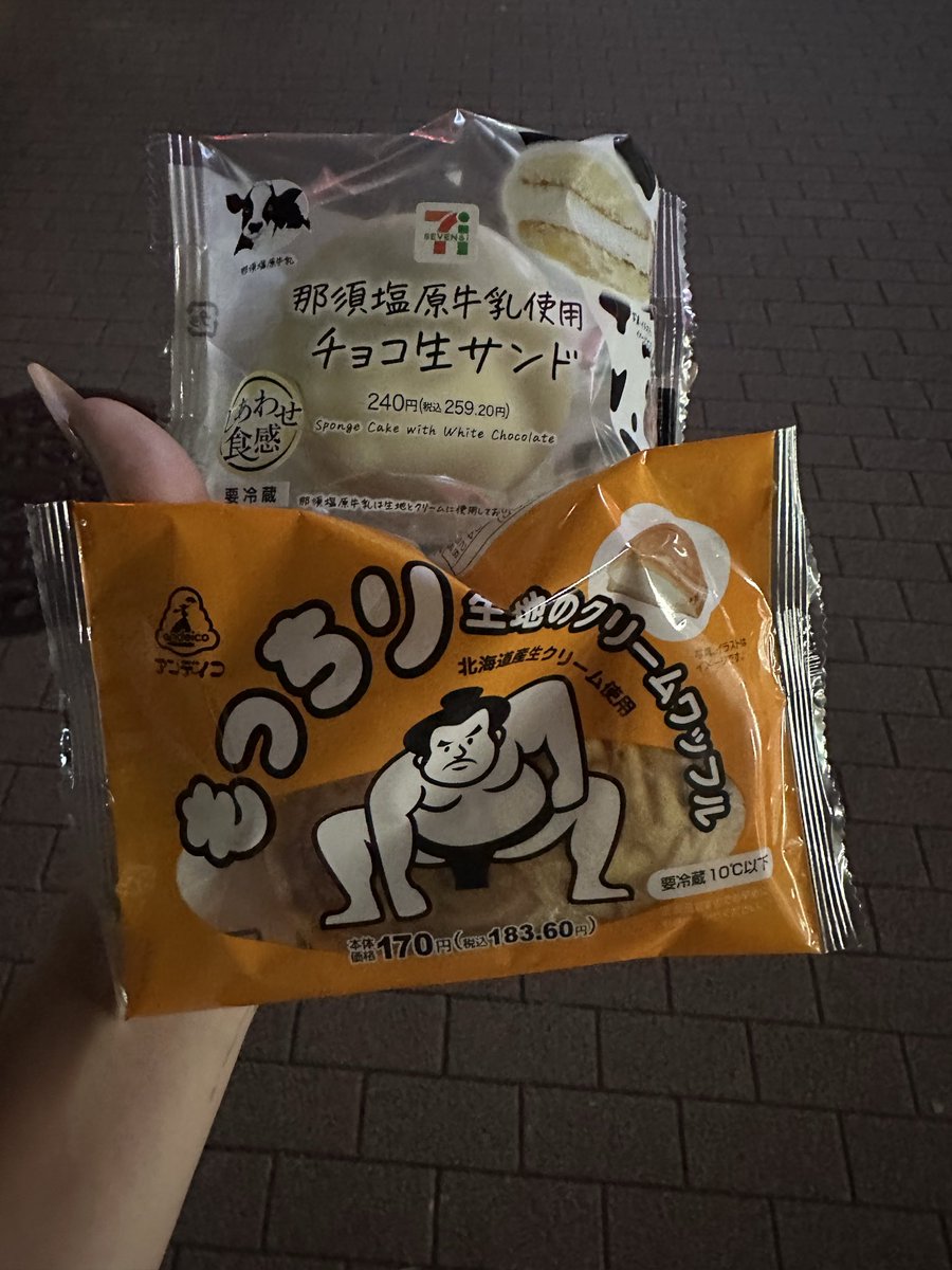 decomica0's tweet photo. 四股踏み終わりました👏🏻👏🏻(どんな報告？w)
裏表紙イベの際、2,800回以上のサイコロの目を出していただき、あみだくじで回数2倍になったこともありましたが、なんだかんだで踏み終えました✋(  ˙꒳​˙ ✋)ﾄﾞｽｺｰｲ

帰り道に大好きなチョコ生サンドとお相撲さんのワッフルを見つけたwこれは運命？ https://t.co/VlYyFWSEAC