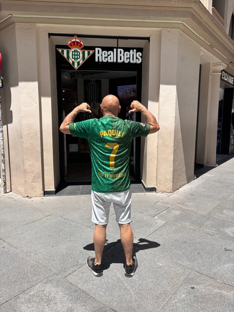 paquili1's tweet photo. Enormemente agradecido, emocionado por  la repercusión que ha tenido el espots de las nuevas camisetas del @RealBetis . Gracias a Juan Salas ( @visperas ) por el detalle  de regalarme la camiseta  con mi nombre. Todo un honor!! https://t.co/8H8uYWuNE6