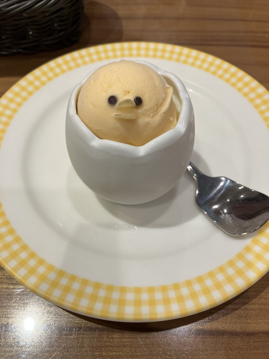 aim_shinka's tweet photo. ぴよりんではありません🐣
なんか眉間に皺寄ってない？w

広島にいる会社同期と後輩で女子会。
何時間でも喋れそうで怖い✨
半分以上仕事の話しててキョワイ！！😱
みんな病んでんなあ😇 https://t.co/PcuYz8r6ad