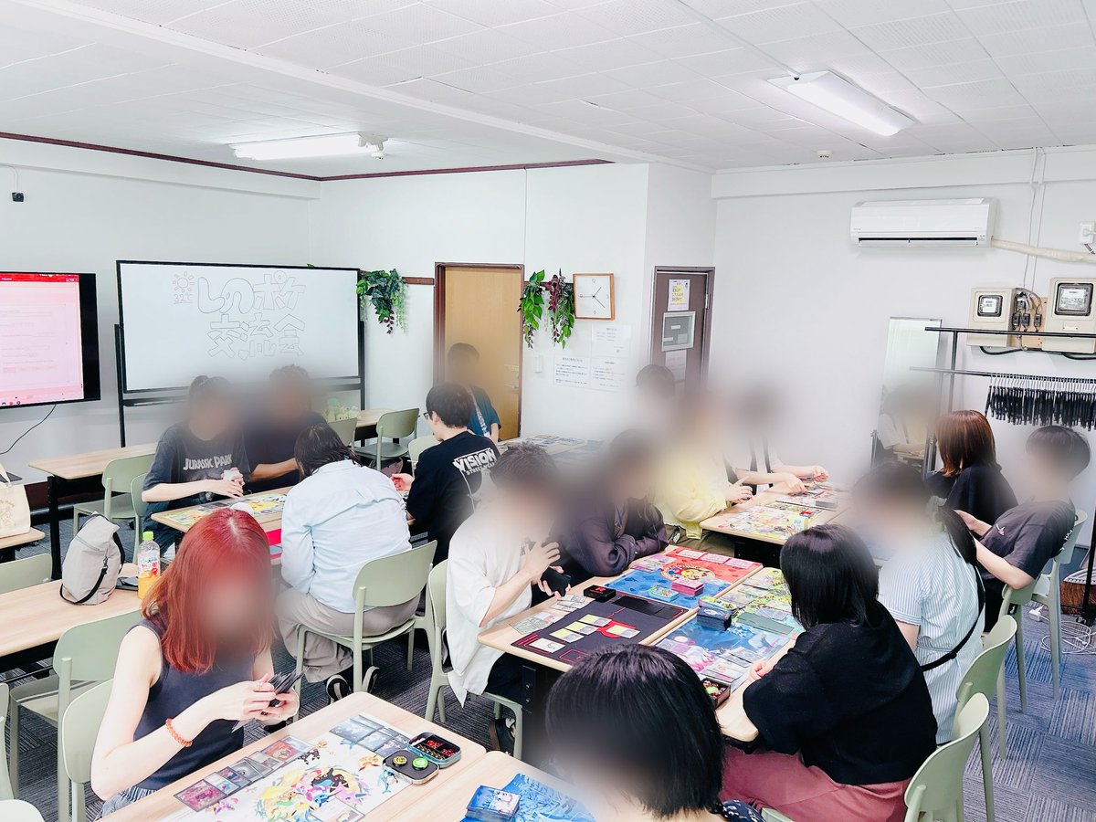 shino_wanpachi's tweet photo. しのポケ交流会終了ー！
手札を公開した状態での特殊対戦という事で、みなさま楽しんでもらえたでしょうか(๑ ́ᄇ`๑)

謎もクイズも今回は大混戦でしたが、景品から神引きも出てホントに楽しかったです(*´罒`*)
参加してくださった皆様、ホントにありがとうございましたー！！ https://t.co/VizgS6xRYt