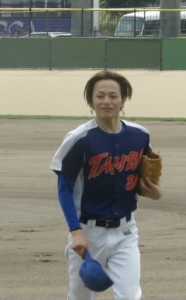 hyouring's tweet photo. 荒いですがデジカメの動画より。投げ終わって笑顔な新木さん。走って一塁側のこちらに向かって来てるのですが、どこ切っても笑顔だしスタイル良いなー。背番号は女子高校野球が第30回だからかな。TAMBAと書いてある。故郷を大切にされてる。ユニフォーム作ったんですね。 https://t.co/De0Lnlf1BN