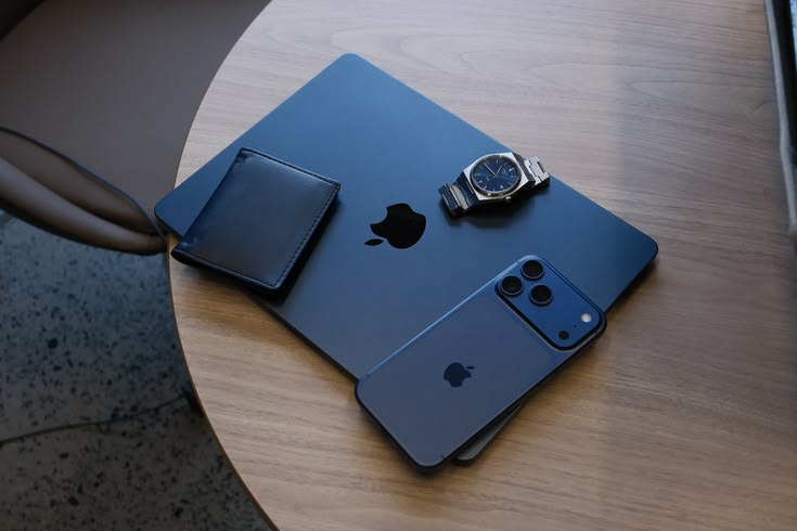 MensFashionGeek's tweet photo. Essentials for the modern man. https://t.co/S3yaZNn752