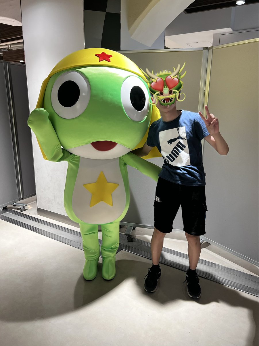 sachijanne's tweet photo. 兄軍師、大好きなケロロと一枚🙄
触り心地良かったようです🙄
ってかケロロの足に違和感を感じる（爆笑）

あと、残念な事に撮ってくれたお姉さまがあまり上手くなく残念な写りに💦
もう少し照明の辺りとかきにしてほしかったなー https://t.co/dcLd9g6gvc