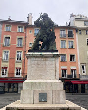 CGBY's tweet photo. Le Chevalier Bayard, ma première rencontre à Grenoble. Ma vingtième année, la première loin de chez moi. Sans peur, oui, et sans reproche… Émerveillement de ma jeunesse, enfin libre. https://t.co/fZ8gEuvMhf