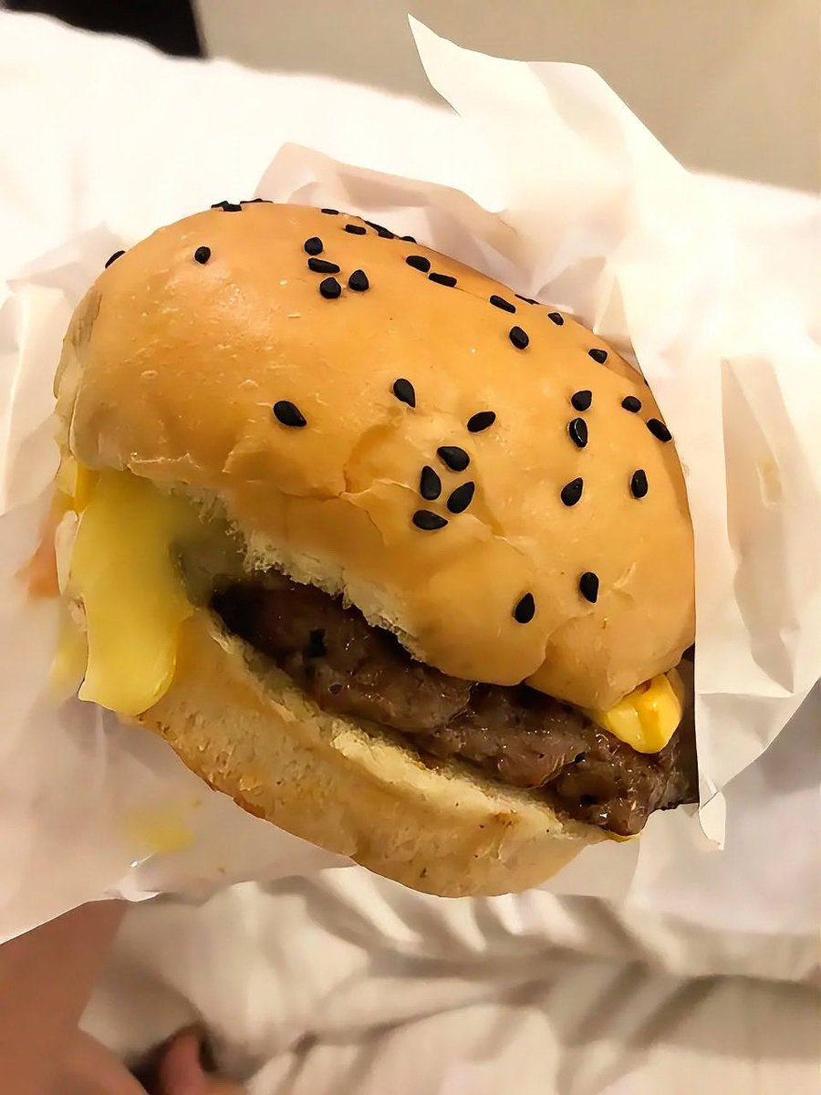 ernew777's tweet photo. Around the food🍔 https://t.co/BVhjcLLbQY