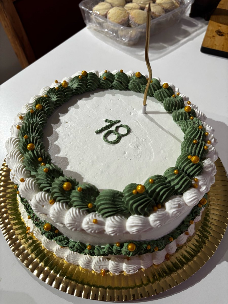 renmoragafromdc's tweet photo. me daba verguenza pedir una torta con una foto de ren asi que pedi mi torta con los colores de ren!!!! la crema se ve blanca en la foto pero es medio amarilita xd y tambien pedi cupcakes https://t.co/ryhyXlfAL9