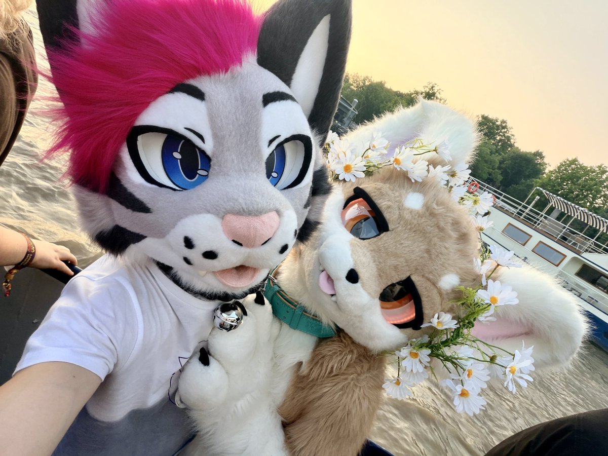 Melon_mow's tweet photo. LFM summer was absolutely amazing ❤️ I neeeeed to be better at taking pics of things but at least there are selfies! https://t.co/DvEhyvsIz1