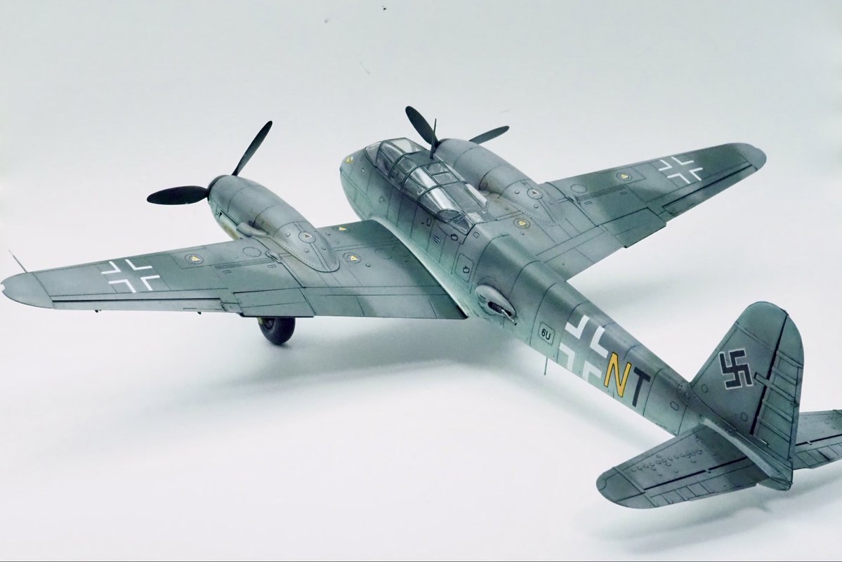 FuwakuT's tweet photo. 三連休、二つ目の完成は、メッサーシュミット Me410。
メッサーシュミットって双発機ものあるんですねー。
機首の構造がちょっと面白い。でも、なかなか作りにくもありましたが…

#プラモデル
#Me410
#MENGMODEL
#新作 https://t.co/RuxbxxNv1k