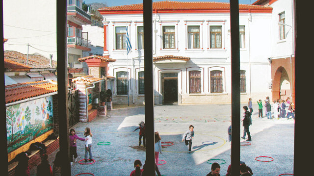 kaanarslanKA's tweet photo. ‼️Yunanistan, Batı Trakya'daki 8 Türk okulunu kapatarak Lozan'ı ihlal etti!

➡️Bu kararla birlikte Batı Trakya'daki azınlık ilkokulu sayısı 76'ya düştü.

➡️Yunan Hükümeti, ülkedeki Türklerin eğitim hakkını baskılarla kısıtlıyor.

➡️Haziran ayında da Yunanistan'ın cami kışkırtmasına izin vermeyen 4 Batı Trakya Türkü 17 ay hapis cezası almıştı.

➡️Yunan devleti, uluslararası mahkeme kararlarına rağmen ülkedeki Türklere dört koldan baskı uyguluyor.

➡️Üstüne Fener Patrikhanesi'ne ciddi fon sağlayarak ekümeniklik yalanını desteklemeye devam ediyor.

➡️Lozan'ı her yerde yok sayan Yunan hükümetine ve Fener Patrikhanesi'nin bu faaliyetlerine izin verilmemeli!