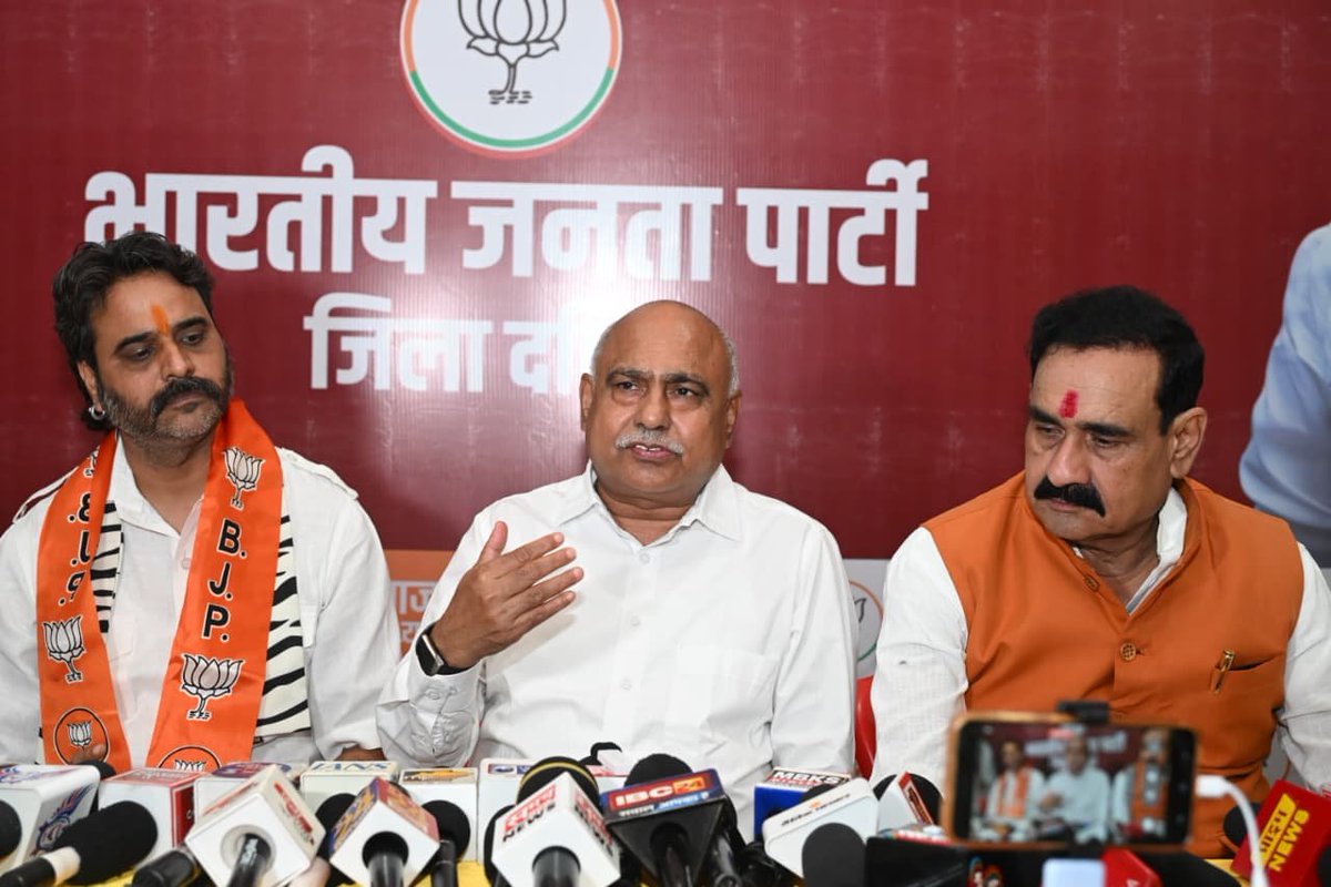 Ashish_HG's tweet photo. दतिया विधानसभा उपचुनाव में भारतीय जनता पार्टी के पक्ष में जनसमर्थन निरंतर मजबूत हो रहा है।

आज दतिया में भाजपा प्रदेश अध्यक्ष व विधायक आदरणीय श्री हेमंत खंडेलवाल जी तथा पार्टी के वरिष्ठ नेता डॉ. नरोत्तम मिश्रा जी की गरिमामयी उपस्थिति में कांग्रेस के वरिष्ठ नेता व राजपरिवार के सदस्य महाराज श्री गोविंद राहुल देव सिंह जी, शिवसेना के जिला अध्यक्ष श्री रवि दीक्षित जी, श्री विष्णु दीक्षित जी, श्री शिशुपाल जी सहित अनेक कार्यकर्ताओं ने भारतीय जनता पार्टी की सदस्यता ग्रहण की।

यह बढ़ता हुआ विश्वास आदरणीय प्रधानमंत्री श्री नरेंद्र मोदी जी के नेतृत्व तथा आदरणीय मुख्यमंत्री डॉ. मोहन यादव जी के सुशासन और भाजपा की विकास एवं जनकल्याणकारी नीतियों पर जनता की अटूट आस्था का प्रतीक है। सभी साथियों का भाजपा परिवार में हार्दिक स्वागत एवं अभिनंदन।

दतिया का संकल्प, भाजपा की प्रचंड विजय।

#DatiaByElection #BJP #MadhyaPradesh