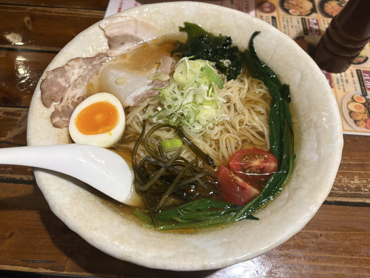 mitiko0219's tweet photo. 友人に「お散歩しよう」と言われて、農道にヨガマット敷いて寝て星を見た。
友人の飼って猫が散歩についてきて、隣りで寝た。

憧れの世界だ。。。

猫、帰りたくない！と引っ掻き、噛みつき、猫キック。
傷だらけだけどそれもいい。

写真じゃ冷たさぜんぜん伝わらない、山形名物冷やしラーメン。 https://t.co/GTS38XiF8N