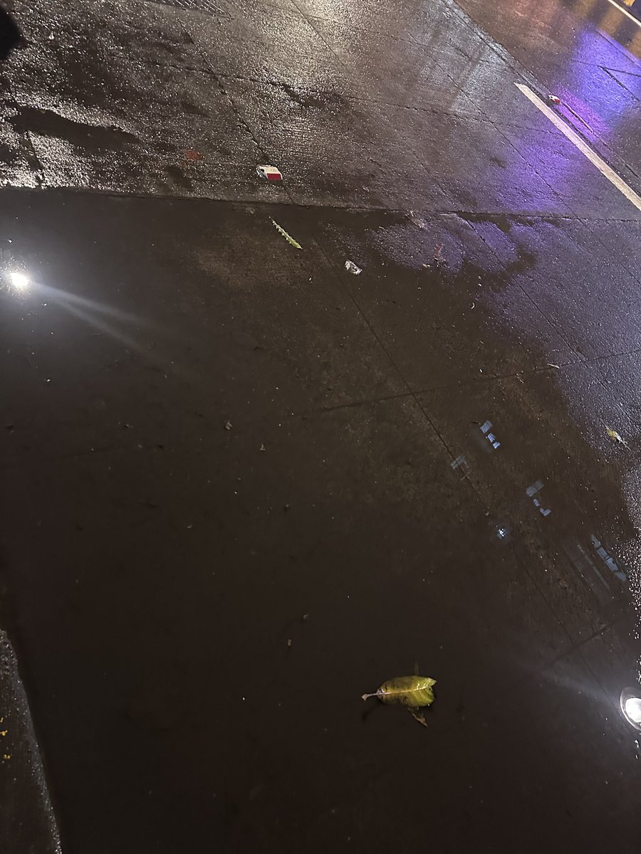 HSFNGO's tweet photo. Water logging at Juhu tara road opp sbi bank Santacruz west this is a CC road were contractor not build outlet for rain water request to take immediate action @mybmcWardHW @mybmc https://t.co/W24IZ3wdj7