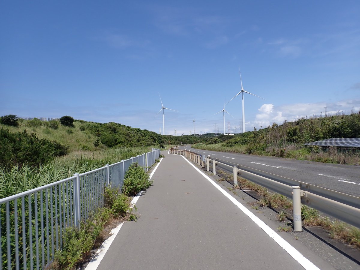shizupaca's tweet photo. 御前崎っから浜岡原発までの海っぱた走ってる自転車道の一部がきれぇんなったって、5年ばか前に静岡新聞載っちゃあいたけん、もうところどころ草生えて走りにくいとこあったっけなぁ・・・。
ほいでも、となりの県道よりガタガタしちゃあいなくて、自転車道の方がよかったっけなぁ～。 https://t.co/43oGHtgD22