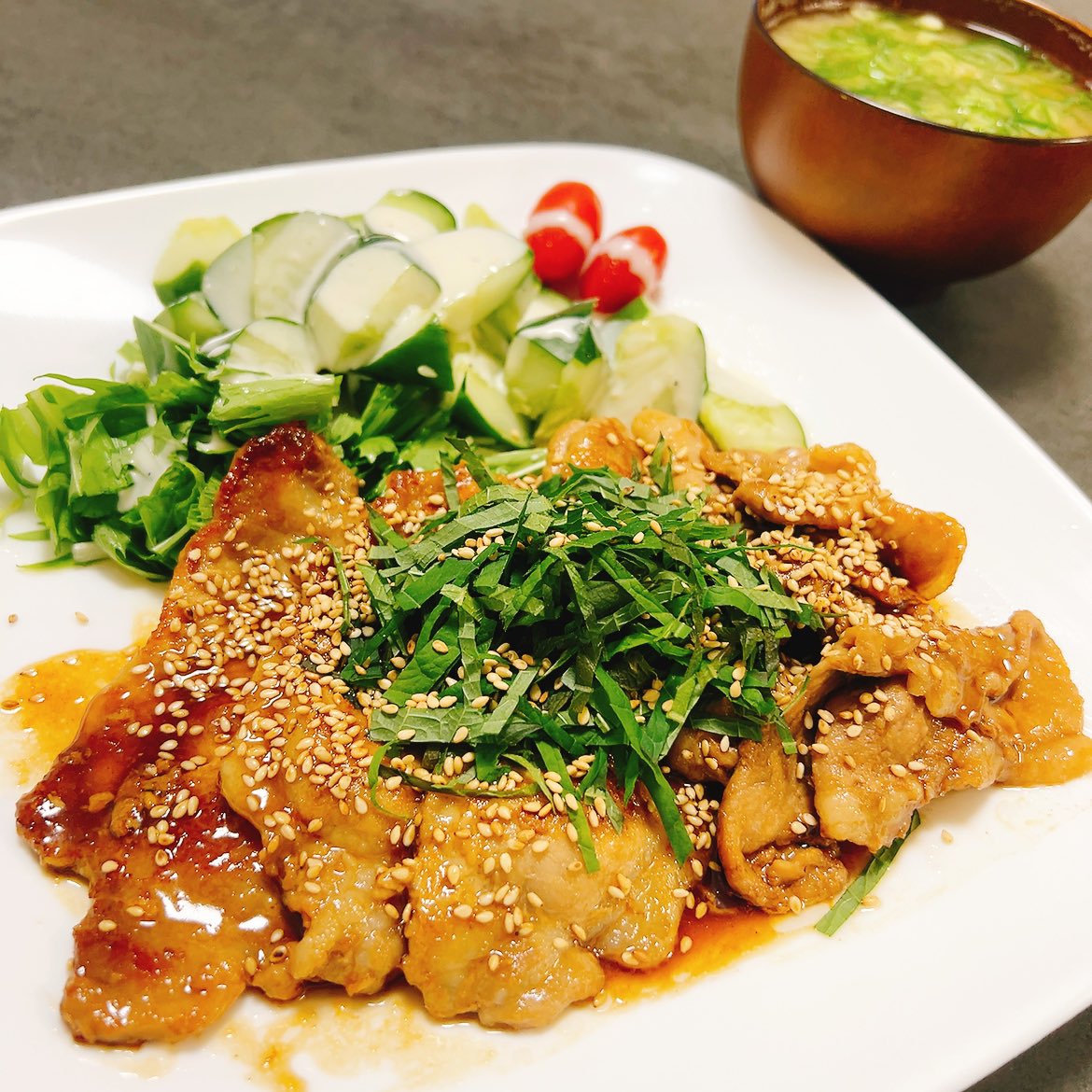 wit_wedding's tweet photo. 今日は帰宅が遅くなったので嫁飯！
生姜焼きを作ってくれてました。
わかめと玉ねぎの味噌汁付きです。

#嫁飯 https://t.co/pRR4tCFk6M